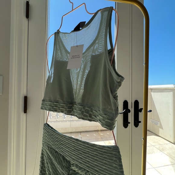 Light green legging set. Scrunch back. Multiple sizes available - Picture 2 of 4